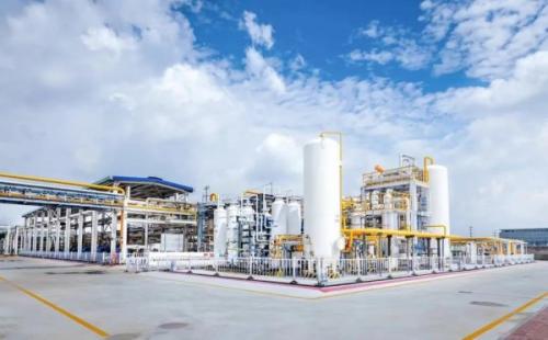 在百年上海龍華機(jī)場(chǎng)變身開(kāi)展城市更新的上海徐匯西岸地區(qū)，一座傾注綠色低碳技術(shù)的“零碳樓”拔地而起，即將進(jìn)入建筑環(huán)節(jié)中最忙碌、最繁瑣的裝修工程階段。這座“綠色建筑”是東航資產(chǎn)在民航建筑領(lǐng)域的創(chuàng)新探索成果，