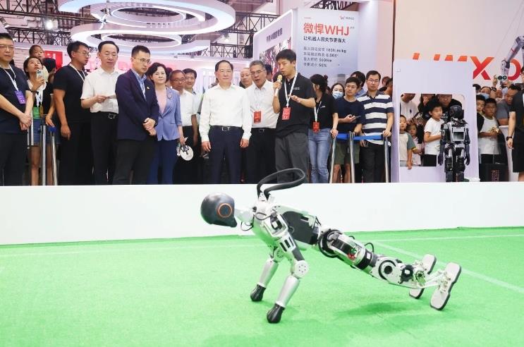 工信部黨組書記、部長金壯龍參觀調(diào)研2024世界機(jī)器人大會(huì)