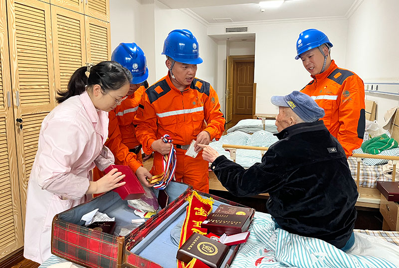 國網安岳縣供電公司重陽慰問百歲抗戰(zhàn)老兵