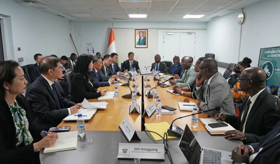 中國(guó)能建黨委書記、董事長(zhǎng)宋海良與科特迪瓦交通部副部長(zhǎng)科內(nèi)·迪奧曼會(huì)談