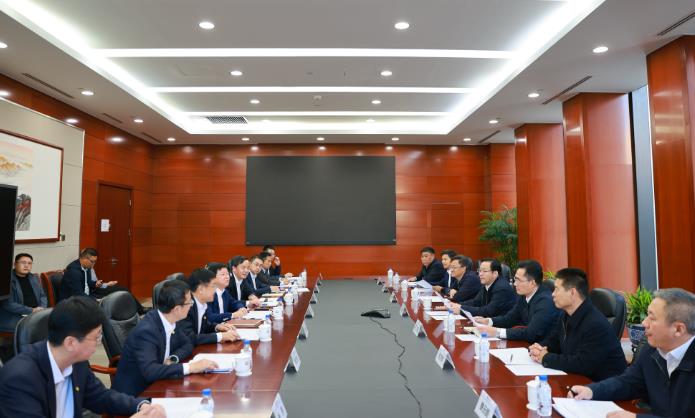 中國(guó)能建黨委委員、總經(jīng)濟(jì)師周小能與呼倫貝爾市委書記王旺盛會(huì)談