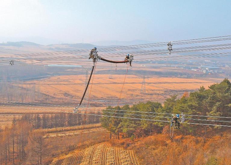 黑龍江抗冰防舞動， 超高壓線路裝上間隔棒