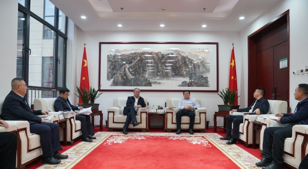 中國(guó)電建黨委副書(shū)記、總經(jīng)理王斌與內(nèi)蒙古電力集團(tuán)黨委書(shū)記、董事長(zhǎng)張海峰會(huì)談