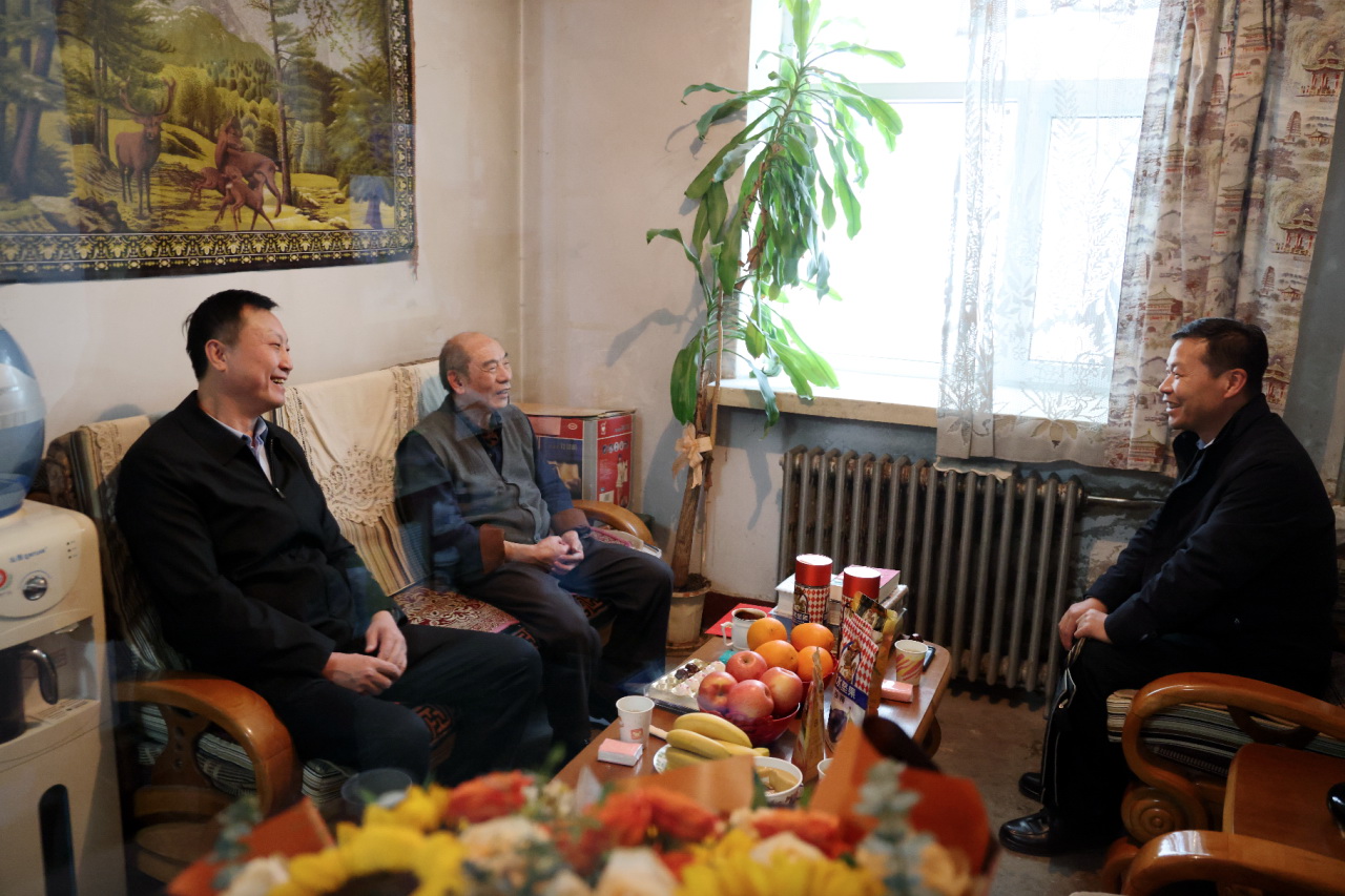 黃河公司黨委副書記于淼走訪慰問老黨員、退休干部周新光