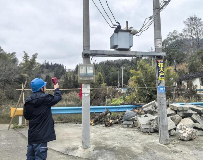 貴州荔波供電局春節(jié)供電不“打烊”，守護(hù)佳節(jié)年