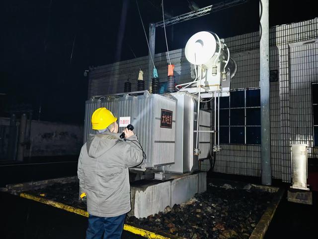 國網(wǎng)偃師供電公司全力應(yīng)對風雪，確保供電穩(wěn)定