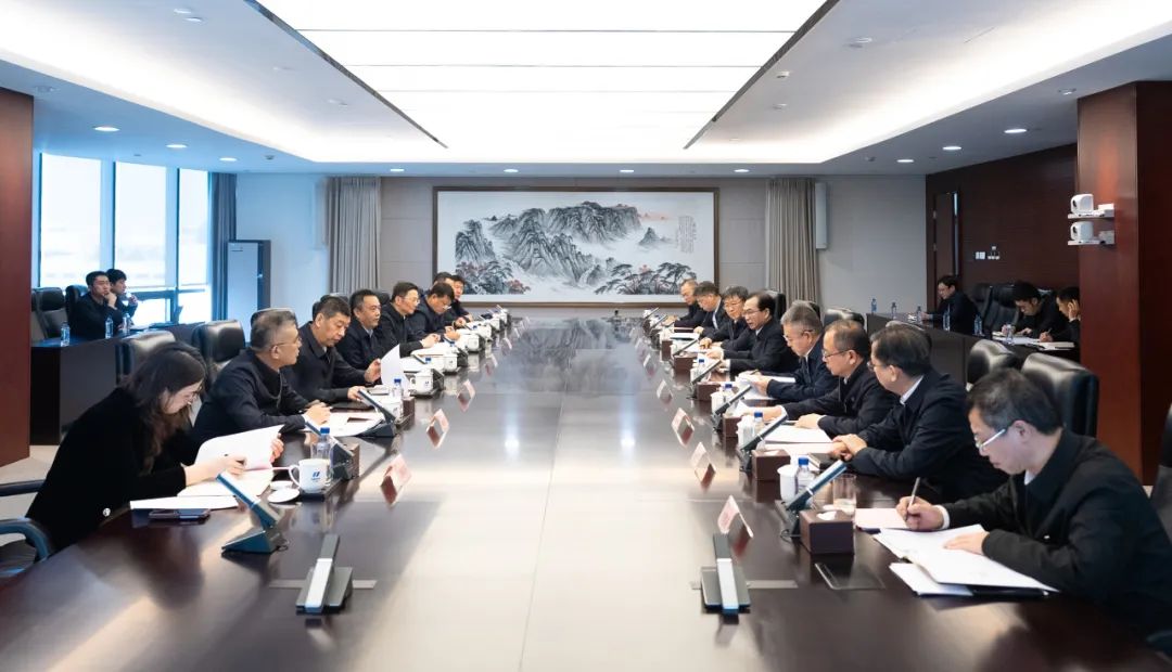 華電集團(tuán)董事長江毅、總經(jīng)理葉向東與哈電集團(tuán)董事長曹志安、總經(jīng)理黃偉舉行會(huì)談