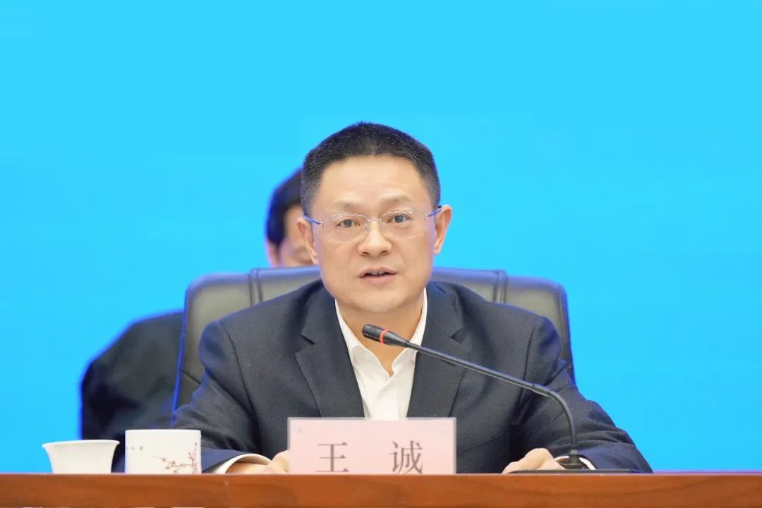 這一新成立能源集團，董事長、總經理亮相