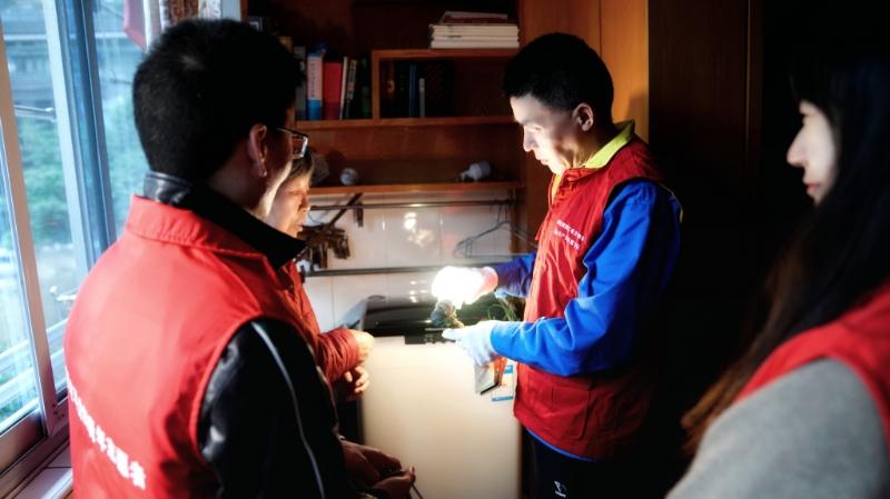 國網(wǎng)浙江物資公司電力青年主動上門服務(wù)，“電暖”千萬家