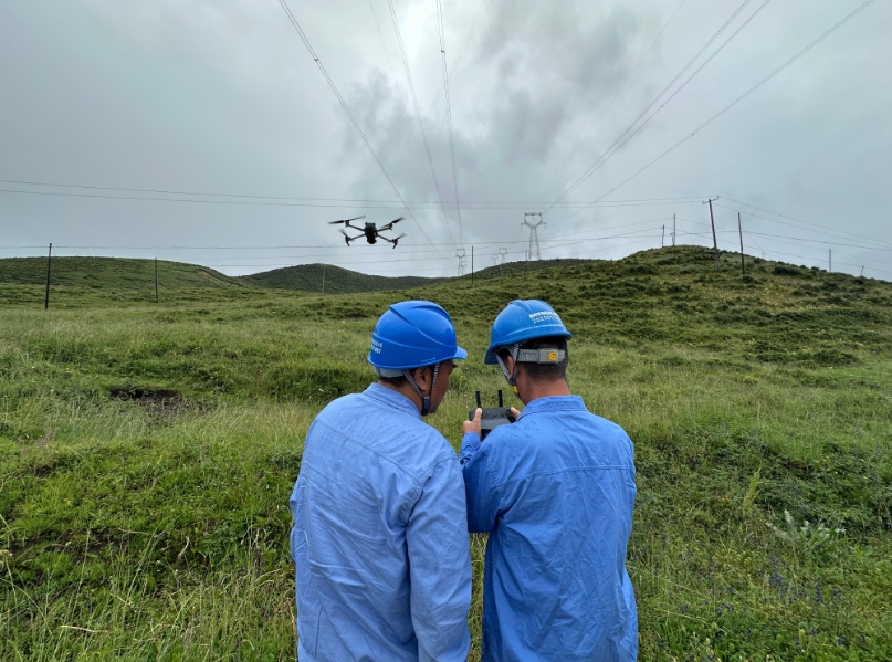 國網(wǎng)青海超高壓公司無人機(jī)"鷹眼"護(hù)航電網(wǎng)迎峰度夏