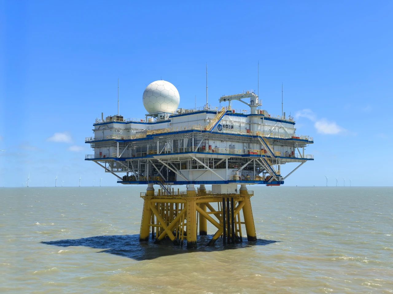 我國首個搭載氣象雷達(dá)的海上升壓站安裝完成