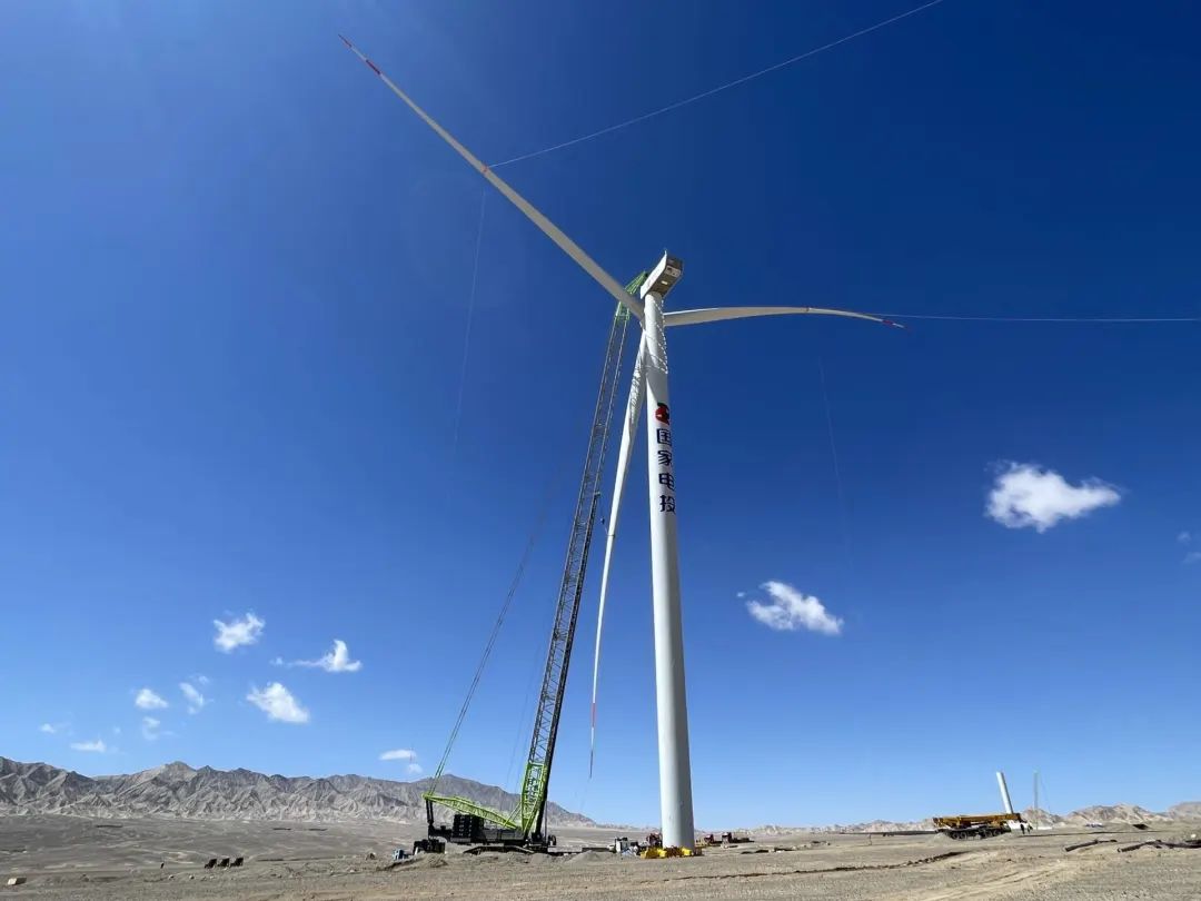 海西50萬千瓦風(fēng)電項(xiàng)目首臺(tái)風(fēng)機(jī)完成吊裝