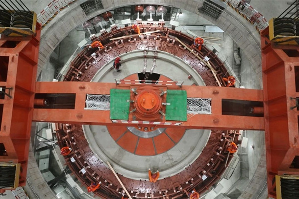 雙江口水電站首臺機組主體結構安裝完成